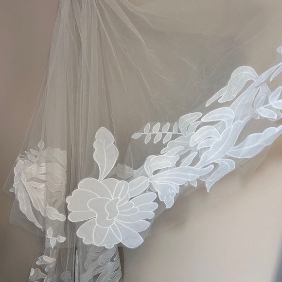 Elegant White Floral Veil - Picture 4 of 9